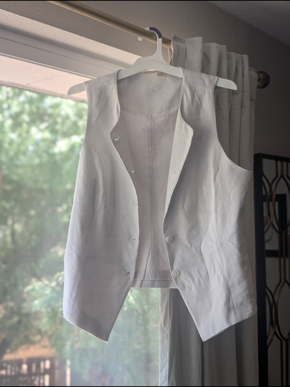 Magaschoni Classic White Linen Button Vest